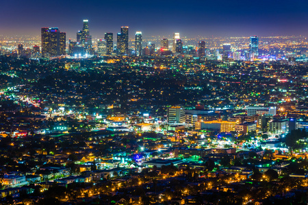 市中心的洛杉矶地平线在晚上，从格里菲斯的视图