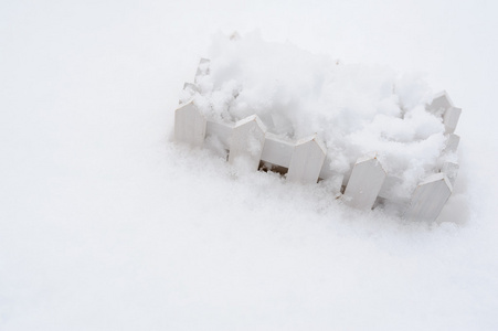 美丽的白色栅栏，在冬天的雪