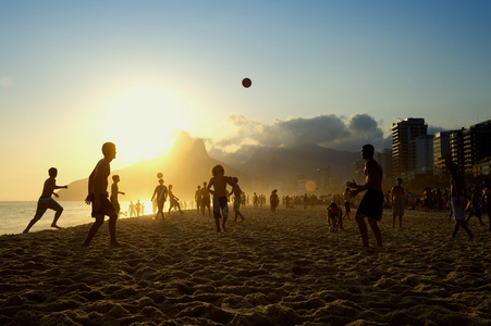 夕阳的剪影玩 Altinho 巴西海滩足球巴西