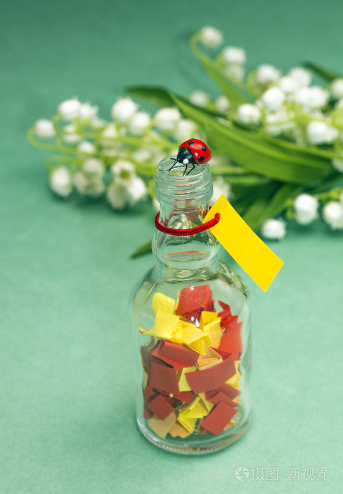 童年的记忆的概念.在绿色背景上