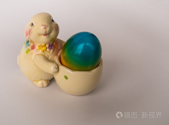 复活节兔子与多彩蛋
