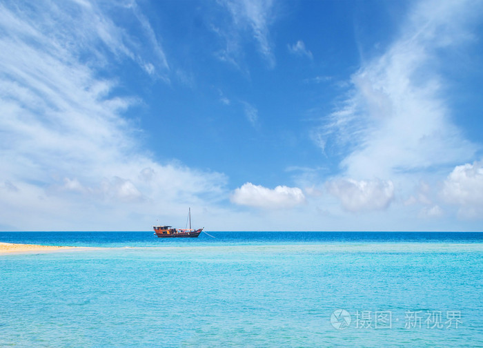 渔夫的小船在海中