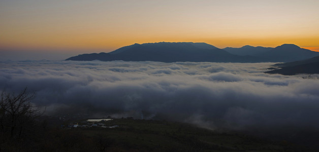 在克里米亚山脉 cloudscape