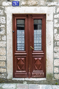 在老房子里的棕色木制门