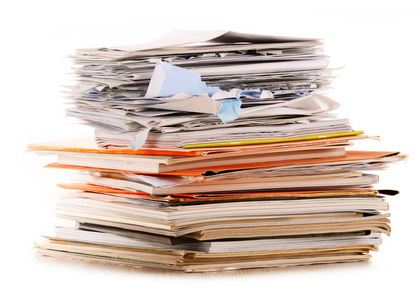 回收纸上白色孤立的堆栈照片