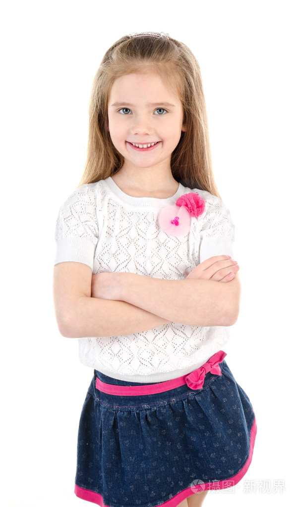 微笑着可爱的小女孩,用她的双手交叉