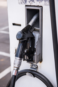 在一家加油站的燃油加油机图片