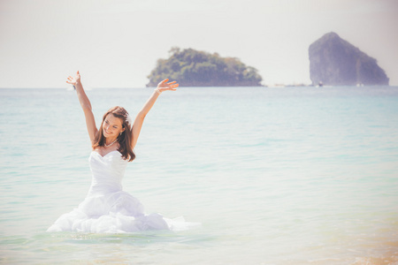 年轻的新娘，在热带海