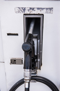 在一家加油站的燃油加油机图片