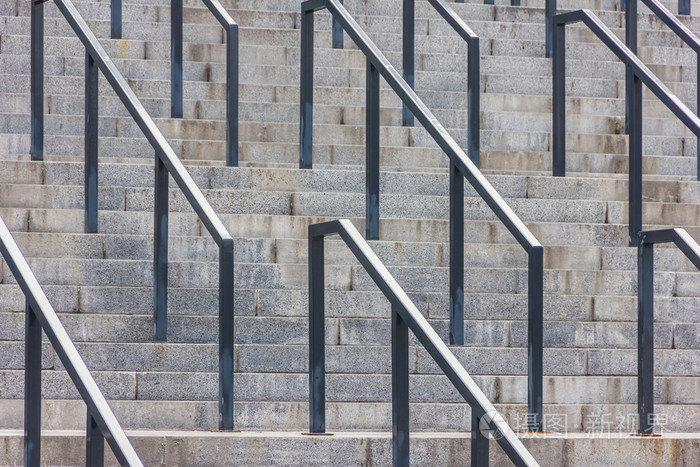 与黑色的金属栏杆石阶