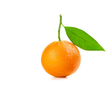成熟的橙色水果与皮肤上的水珠