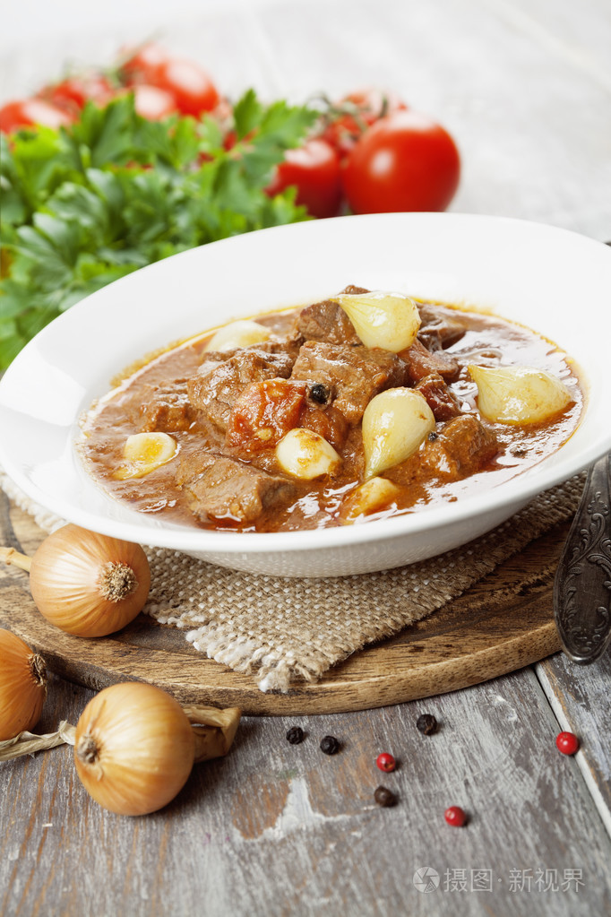 炖的牛肉与洋葱和西红柿stifado