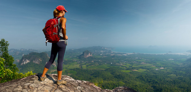 夫人在山的徒步旅行者