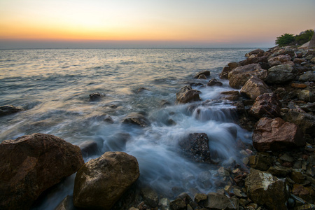 与海浪海滩上美丽的日落