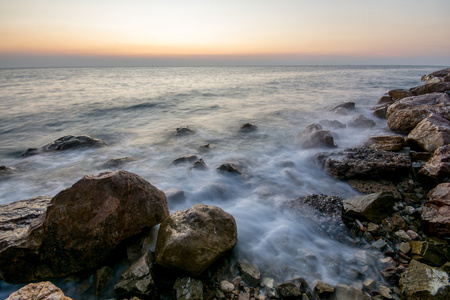 与海浪海滩上美丽的日落