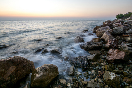 与海浪海滩上美丽的日落