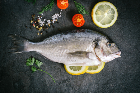 在黑板上的金头鱼照片