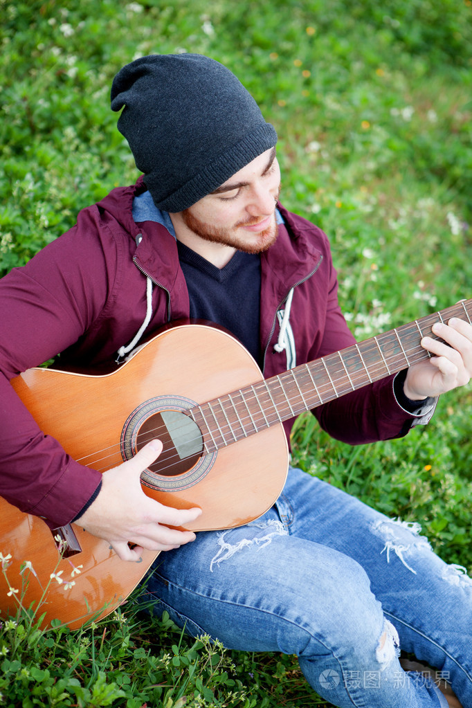 很酷的帅哥弹吉他在外面照片-正版商用图片1ijntp-摄图新视界