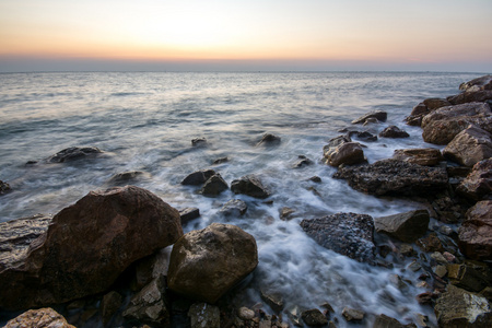 与海浪海滩上美丽的日落