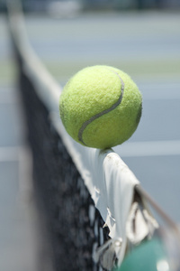 网球球击中网