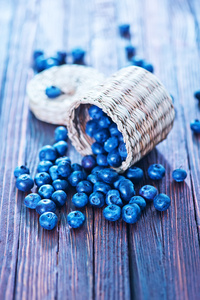 新鲜的蓝莓，木制的桌子上