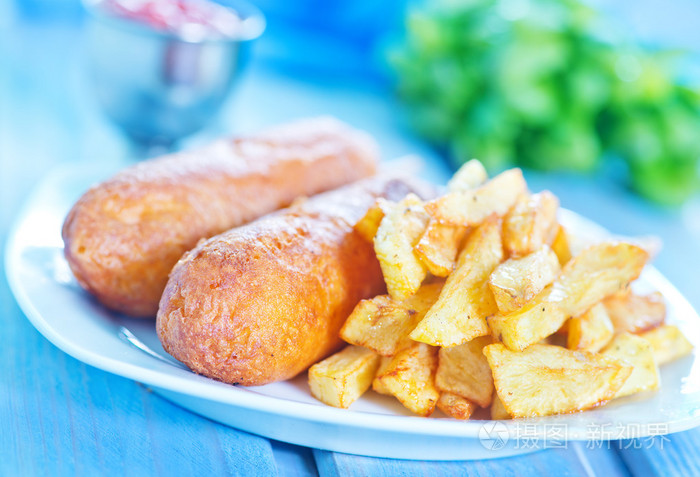 corndogs在盘子上