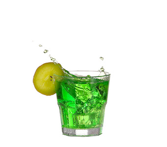 绿色酒精鸡尾酒飞溅与绿色石灰上 wh 孤立