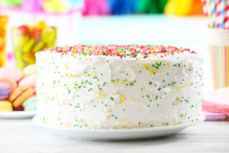 在彩色背景上的生日蛋糕