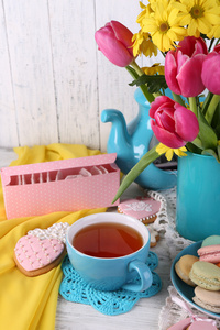 春天的花朵，茶和饼干上表特写的组成