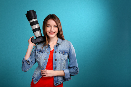年轻的女摄影师，拍摄照片蓝色背景