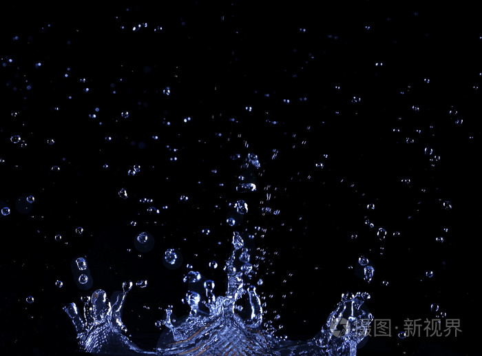 辉煌在黑色背景上滴眼液透明水