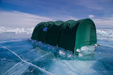在冰上的大帐篷图片
