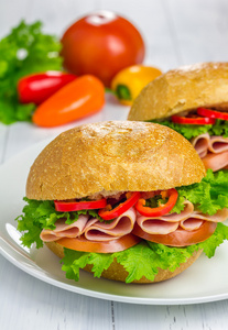 健康的火腿三明治加上背景的蔬菜