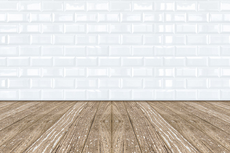 白色陶瓷瓷砖墙面砖和木地板图片