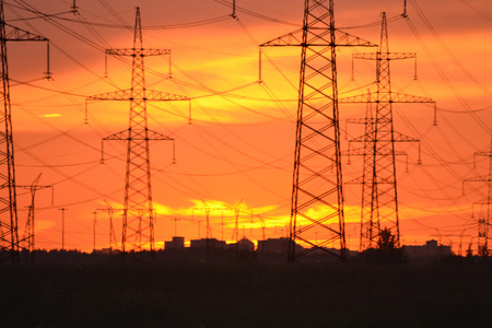 电力输电线路在日落