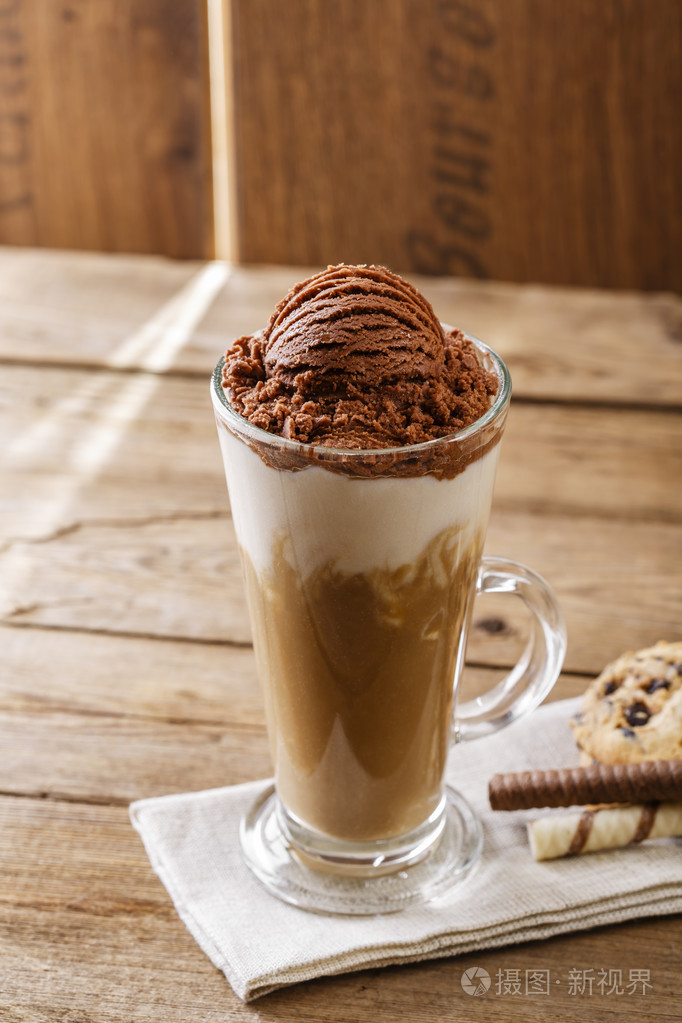 冰的咖啡牛奶和巧克力冰淇淋