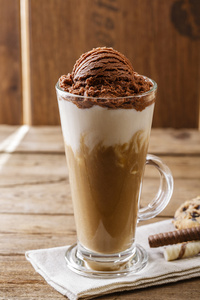 冰的咖啡牛奶和巧克力冰淇淋照片