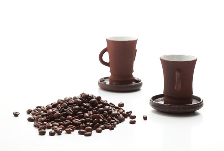 两杯咖啡孤立在白色背景上的咖啡豆