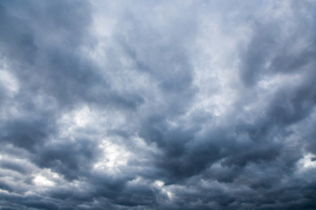 阴沉的天空图片