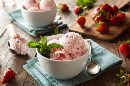 冰冷的草莓冰淇淋
