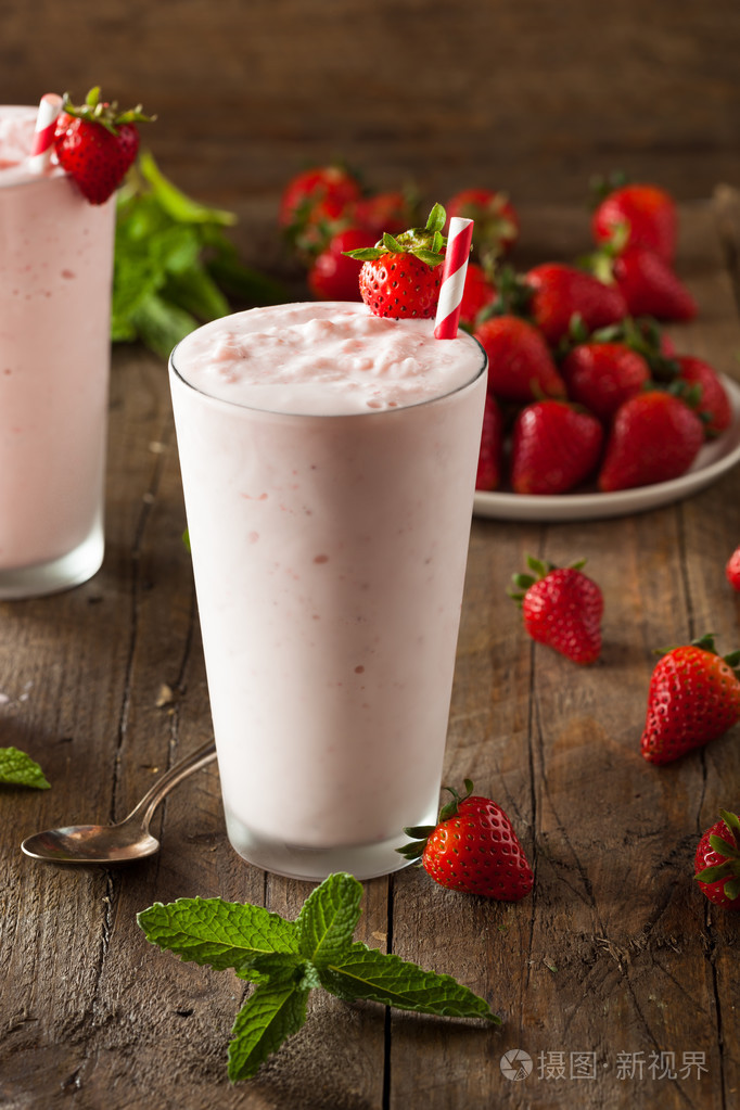令人耳目一新的自制草莓奶昔照片-正版商用图片1ik6yp-摄图新视界