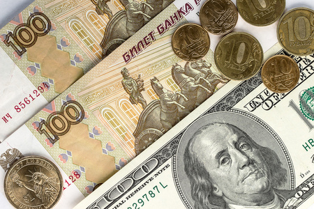美元和俄罗斯金钱作为背景
