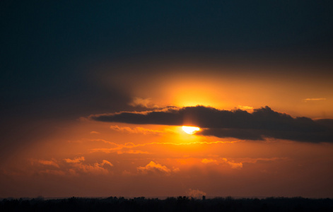 火热的夕阳的天空