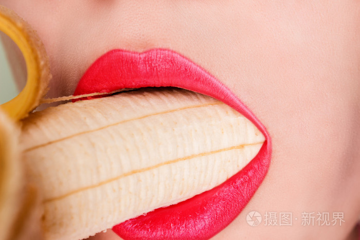 性感的女人吃香蕉