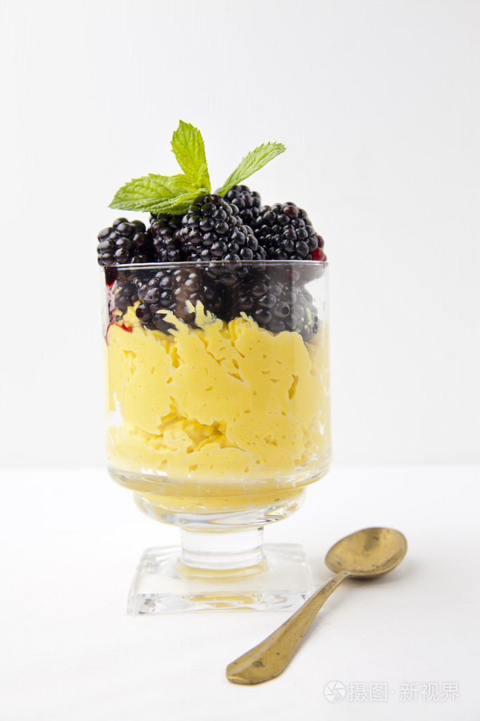 黑莓意大利乳清干酪藏红花早餐在白色