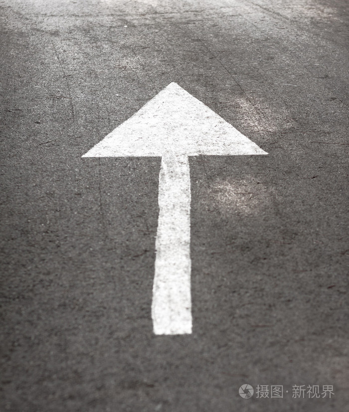 显示道路方向的地面标志白色箭头