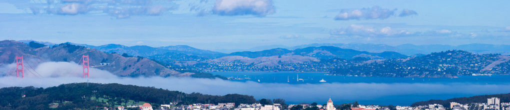 San Francisco 湾地区全景视图与金门大桥从双峰观雾中