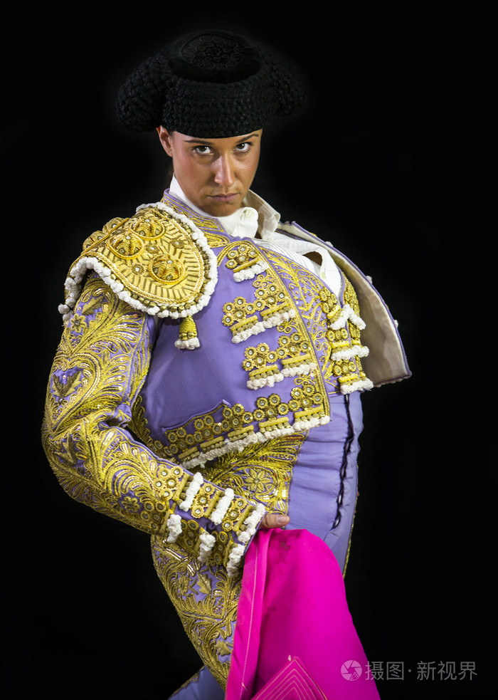 持有卡波特粉色黑色背景上的女斗牛士