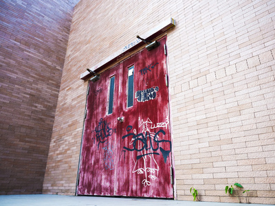 砖墙上的老年红门