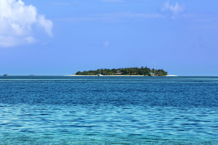 美丽的蓝色海洋水在度假村的视图